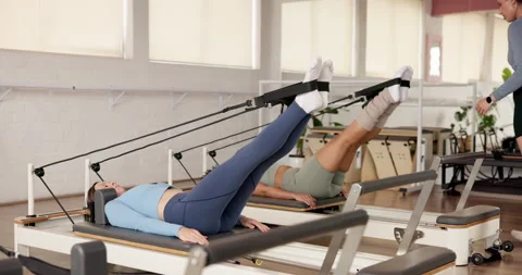 Pilates, instructor and reformer machine with women in studio for core, workout 스톡 동영상 319343790