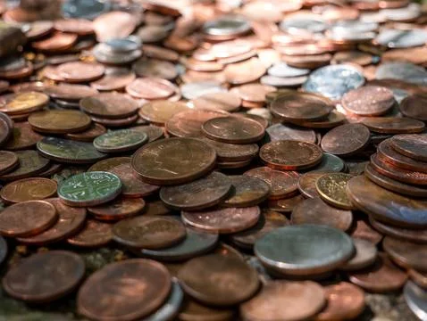 Pile of assorted coins with shallow depth of field 库存照片
