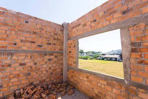 Pile of bricks in construction site with brick wall background Foto stock