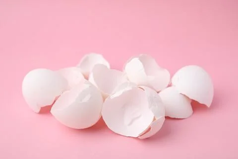 Pile of broken eggshells on pink background, closeup 스톡 사진