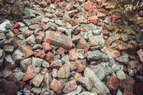Pile of broken red bricks with garbage. Foto stock
