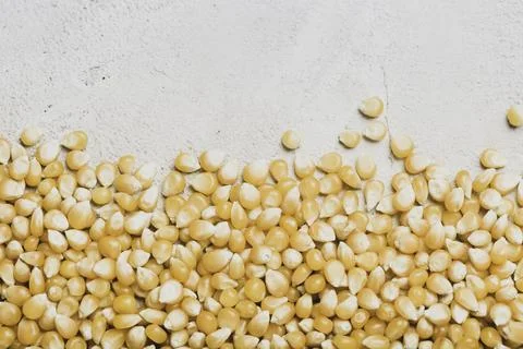 Pile of corn kernels for popcorn, top view Foto stock