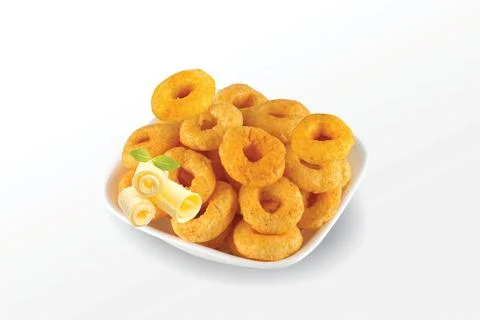 Pile of crispy Corn ring, Cream &amp; Onion snack (Fryums - Frymus) in white dish 库存照片