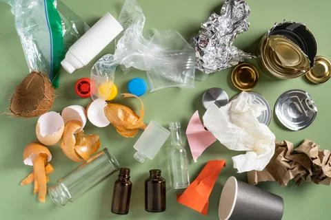 Pile of different of non sorted garbage of plastic, metal, organic, paper, .. Foto stock