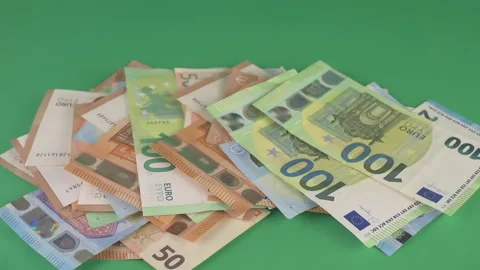 Pile of different value euro banknotes falling down on the green screen Vídeos de archivo 308399566