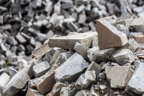 Pile of disassembled gray pavement bricks with selective focus Stockfoto's