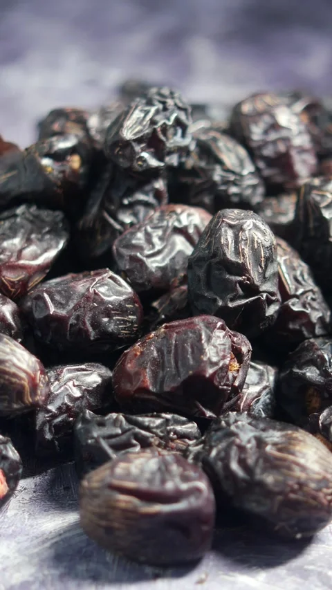 Pile of dried black dates Vidéo 297938223