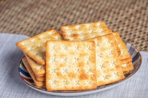 A pile of dry, thin crackers in a cup. Natural light. Stock-Fotos