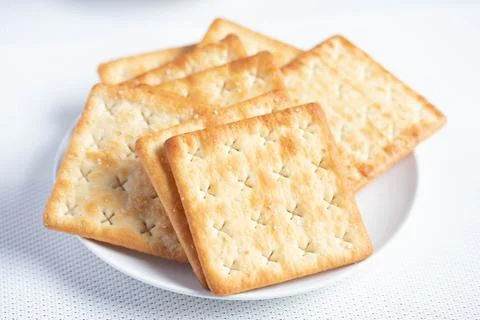A pile of dry, thin crackers in a cup. Natural light. Foto stock