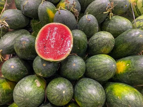 Pile of eclipse shaped red watermelon at fruit store Foto stock