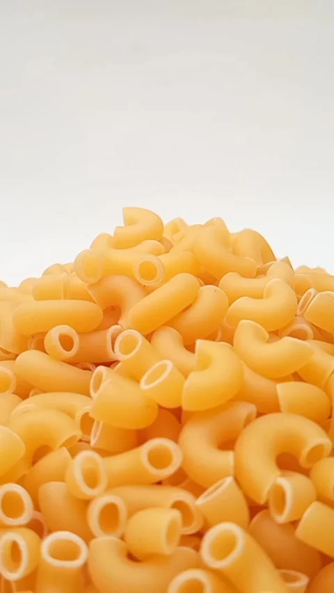 A Pile Of Elbow Macaroni Pasta Rotating on White Background, Uncooked Elbow.. 库存影片 334368236