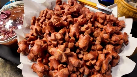 Pile of Freshly Deep Fried Thai Cocktail Sausages Displayed at Street Food Stall Vídeo Stock 339062778