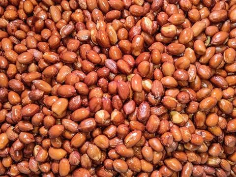 A pile of fried peanuts is part of the process of making Madiun's typical p.. Stock Photos