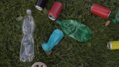 A pile of garbage on the grass Vidéo 120090181