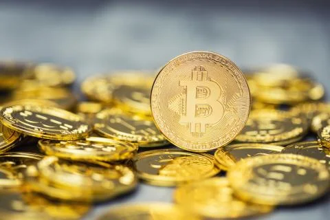 A pile of golden bitcoins on a solid backdrop Fotos de archivo