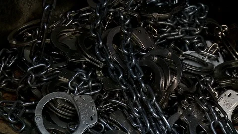 Pile of handcuffs and chains. Vídeo Stock 106527991