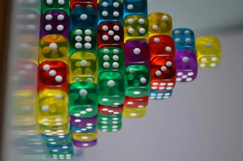 Pile of multiple coloured plastic arcylic d6 six sided die dice variable focus Stockfoto's