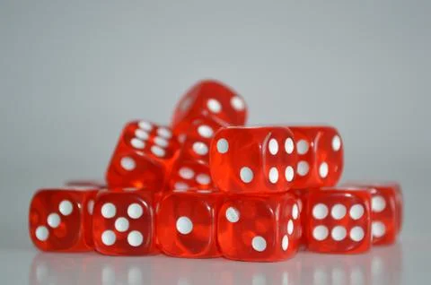 Pile of multiple red plastic arcylic d6 six sided die dice variable focus Foto stock
