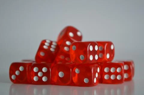 Pile of multiple red plastic arcylic d6 six sided die dice variable focus Foto stock