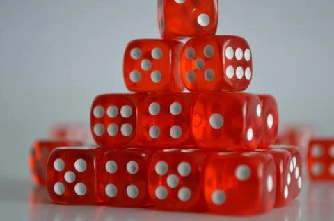 Pile of multiple red plastic arcylic d6 six sided die dice variable focus Stockfoto's