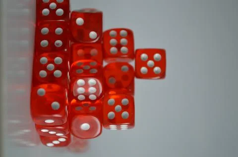 Pile of multiple red plastic arcylic d6 six sided die dice variable focus Stockfoto's