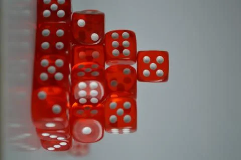 Pile of multiple red plastic arcylic d6 six sided die dice variable focus Foto stock
