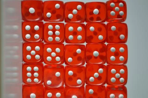 Pile of multiple red plastic arcylic d6 six sided die dice variable focus Foto stock