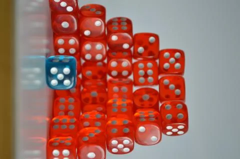 Pile of multiple red plastic arcylic d6 six sided die dice variable focus Stockfoto's