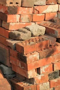 Pile of old bricks A close up of an old pile of bricks. Construction and D... Stockfoto's