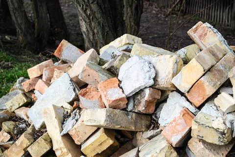 A pile of old bricks near the plot. Fotos de archivo