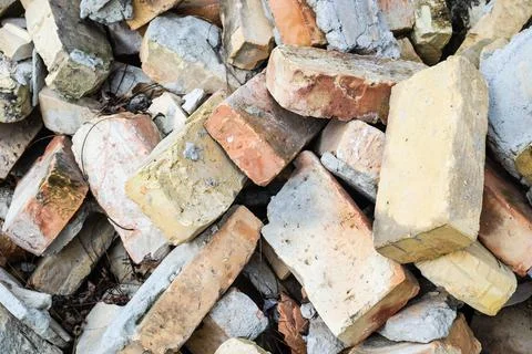 A pile of old bricks near the plot. Fotos de archivo