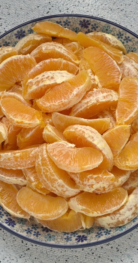 A pile of orange segments on a plate. Vídeo Stock 334565087