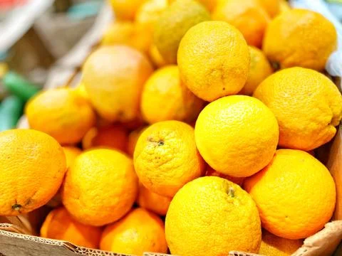 A pile of oranges sitting on a table Stock-Fotos