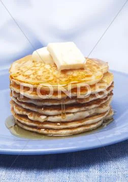 Pile of pancakes with maple syrup and butter Stock-Fotos