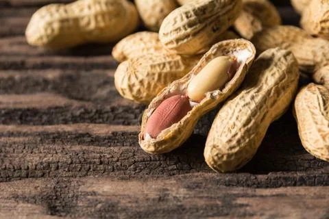 Pile of peanuts, peanuts stack on wooden table with copy space. Foto stock