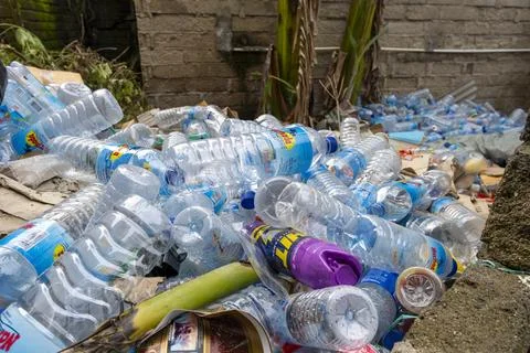 Pile of plastic bottles and other trash, including a green vegetables peel Stock-Fotos