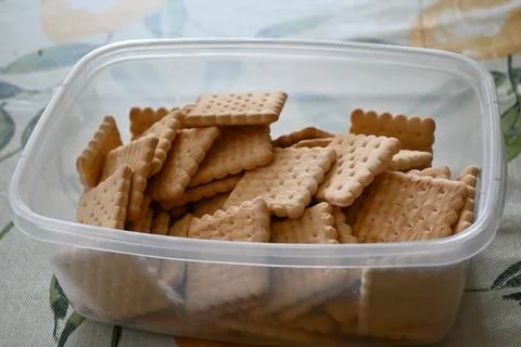 Pile of rectangular cookies in a plastic container Stockfoto's