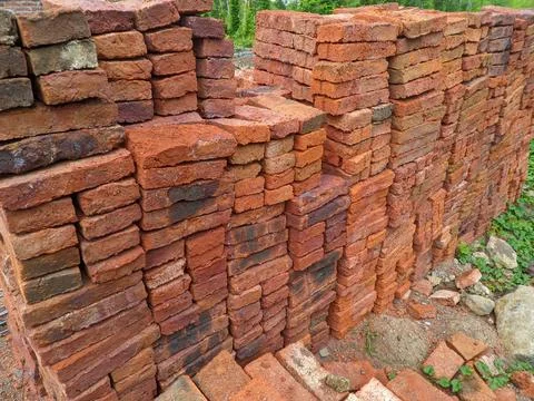 Pile of red bricks made from burnt clay 2 Foto stock