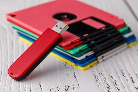 Pile of retro floppy disk versus usb flash driver Foto stock