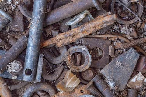 A pile of rusty metal objects, including bolts and screws Stock-Fotos