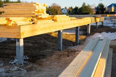 Pile-screw foundation for timber frame house, base for installation, constr.. Foto stock