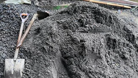Pile soil and tools at a construction site used for digging and moving dirt. Foto stock