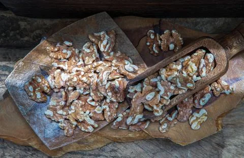 Pile of Walnuts kernels on old rustic wooden table. Foto stock