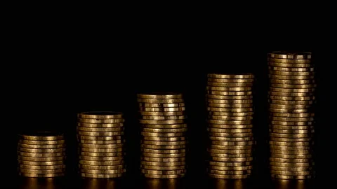 Piles of coins increasing and decreasing fading disappear with Key frame 库存影片 158488019