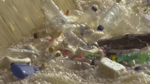 Piles of garbage plastic bottle floating and gathering together near a Vidéo 108439228