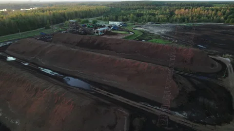 Piles of lignin stored in an open warehouse in a wooded area. Vídeos de archivo 164087578