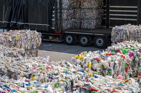 Piles of Plastic Recycling Material Going to Recycling Facility Foto stock