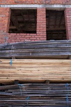 Piles stack of timber on construction site Foto stock