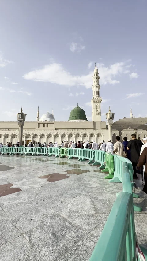 Pilgrim Flow and Crowd Control at the Green Dome Entrance Vídeo Stock 322220338