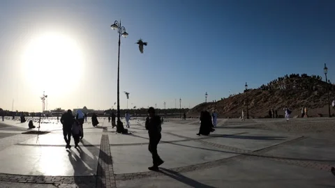 Pilgrims and Tourists at Mount Uhud Historical Site Vídeo Stock 329050123